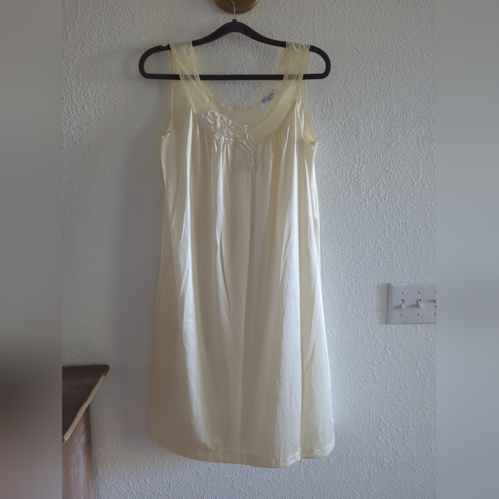 Vintage Vanity Fair Nightgown Women's Yellow Sleeveless Nylon Knee Length USA S